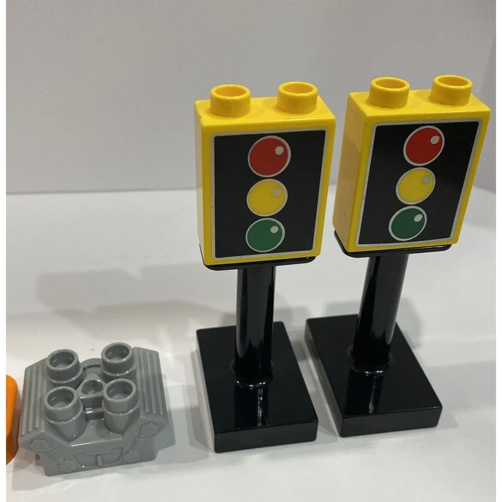 Lego DuPro's town "Race car" 10589 Racer Mechanic Trophy Engine Stoplights More - Picture 5 of 7